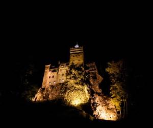 Los ganadores visitarán el castillo y después disfrutarán de una cena a la luz de las velas de pollo con paprika, la misma comida descrita en la novela. Foto: AP