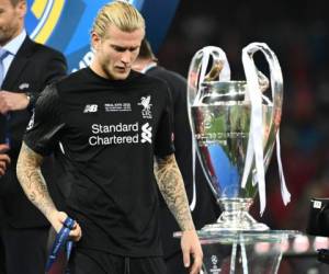 Loris Karius, portero alemán del Liverpool pasa a un lado de la Copa de Europa, tras perder la final ante Real Madrid.