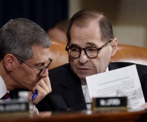 Los congresistas tuvieron una jornada de apasionado debate en la que el presidente demócrata del Comité, Jerry Nadler, pidió a los republicanos no 'justificar el comportamiento' que saben 'que está mal'. Foto: AFP