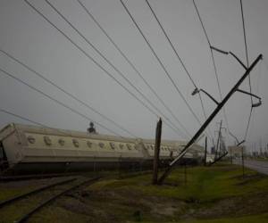 El alcalde Nic Hunter advirtió que no había tiempos programados para restaurar la electricidad y que las plantas de tratamiento de agua “fueron golpeadas”. Foto: Agencia AFP.