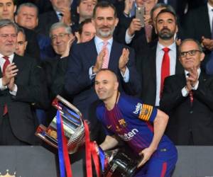 El capitán del Barcelona, Andrés Iniesta, levantando la Copa del Rey 2018.