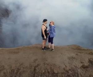 La pareja se abrazó al momento de sellar el compromiso a más de 2,300 metros de altura.