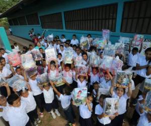 Más de 400 niños fueron beneficiados con la donación de útiles a través de la campaña La Maratón del Saber. Fotos: Jimmy Argueta/EL HERALDO