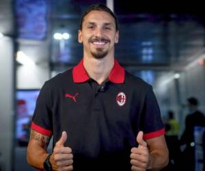 Zlatan Ibrahimovic saluda a la prensa al llegar al aeropuerto de Linate, cerca de Milán, el sábado 29 de agosto de 2020. Ibrahimovic estaría cerca de firmar un nuevo contrato con el Milan. (Claudio Furlan/LaPresse vía AP).