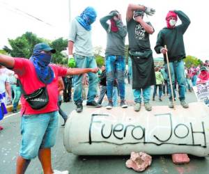 Un pequeño grupo de seguidores de la Alianza volvió violenta la protesta después de instalada la junta directiva provisional del CN.