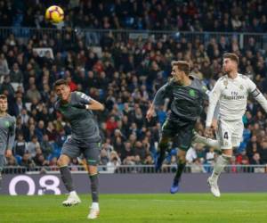 Sergio Ramos, del Real Madrid, pierde el balón durante un partido de fútbol de la Liga española entre el Real Madrid y el Celta en el estadio Santiago Bernabeu en Madrid. Foto: AP