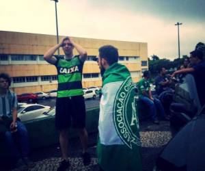 Aficionados del equipo brasileño Chapecoense no podían creer la noticia de la tragedia. Luto en Brasil (Fotos: Redes / Agencias/AP/AFP /Deportes El Heraldo / Noticias de Honduras / El Heraldo Honduras)