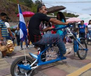 La bicicleta tiene originales detalles y en lanparte de atrás lleva una bandera de Honduras. Foto: Eduard Rodríguez / El Heraldo.