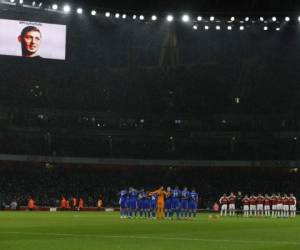 El Arsenal rindió asimismo su particular homenaje a Sala, incluyendo su nombre en el efectivo del Cardiff, reemplazando su dorsal por un junquillo. Foto / AFP