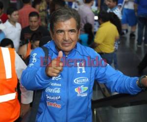 Jorge Luis Pinto en el Aeropuerto Internacional Toncontín, antes de salir a Costa Rica. (Foto: Juan Salgado / Grupo Opsa)