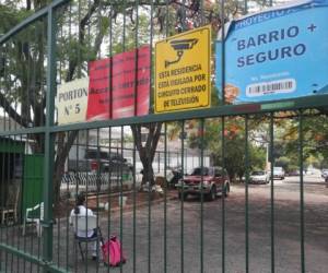 Los portones permanecen con vigilancia permanente y solo se abren aquellos que son de acceso principal a otros sectores y sirvan para descongestionar el lento tráfico que se forma en los alrededores.