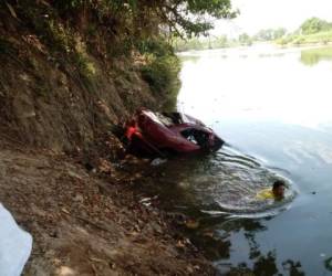 El turismo se hundió en las aguas del Ulúa al caer por una pendiente. (Foto: RedInformativaH)