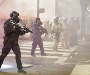 Agentes federales con gas lacrimógeno y municiones enfrentan a manifestantes en Portland, Oregon. Foto AP