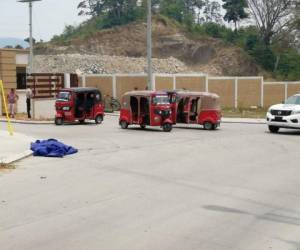 El cuerpo sin vida de Erick Ayala quedó tirado a varios metros de la entrada de la residencial.