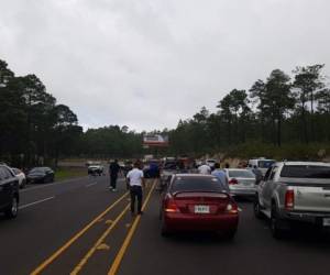 Varias personas se detuvieron a ayudar a las víctimas del accidente. Foto: EL HERALDO