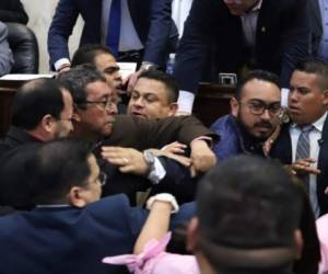 La bochornosa escena protagonizada por diputados del partido Liberal y Refundación (Libre) y del Partido Nacional el pasado 25 de abril de 2019 en el Congreso Nacional. Foto: EL HERALDO