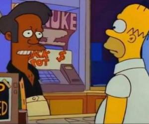 Apu Nahasapeemapetilon junto a Homero en Los Simpson.