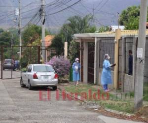 Personal de salud en la zona norte de Honduras busca a los sospechosos casa por casa para evitar la propagación de la enfermedad.