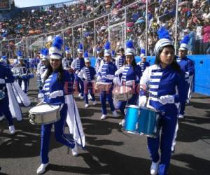 Con elegantes trajes, la banda de guerra del Instituto Técnico San Martín hace honor a la patria en este 196 Aniversario de Independencia. Foto: Johny Magallanes/EL HERALDO.