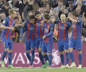 Los jugadores del Barcelona celebran la anotación del uruguayo Luis Suárez (Foto: Agencia AFP)