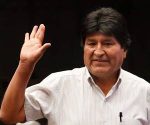 El expresidente boliviano Evo Morales saluda a reporteros a su llegada al Museo de la Ciudad de México para ofrecer una rueda de prensa el miércoles 13 de noviembre de 2019.