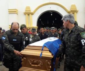 Cubierto con la bandera y en brazos de varios militares salió el feretro de Ariel Salas de la iglesia donde fue la misa.