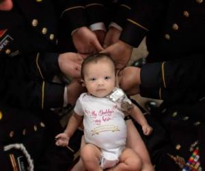 Esta es la imagen de la pequeña que esconde un gran significado en la Armada de Estados Unidos. (Foto: CNN)