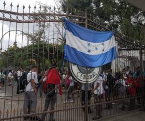 Las tomas de calles por parte de estudiantes de educación media también se realizaron en el bulevar Suyapa, en las inmediaciones de la UNAH, en la salida al sur de la capital y en varios sectores de San Pedro Sula.