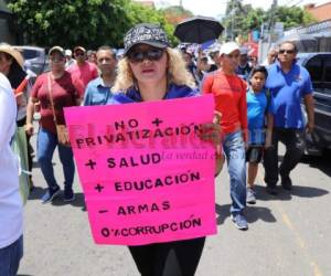 Los docentes marcharon este lunes en la capital. Foto David Romero| EL HERALDO