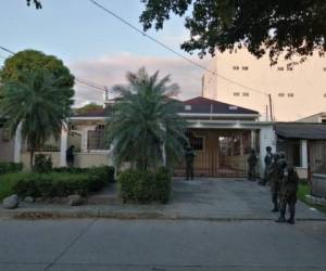 Los efectivos de la DLCN y la Policía Militar mientras procedían a asegurar una casa.