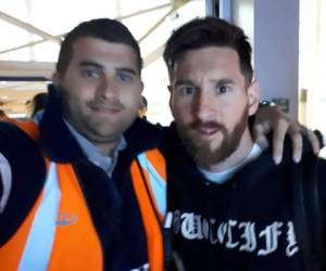 Leo Messi tras su llegada en el aeropuerto en Argentina tomandose una fotografía con un aficionado. Foto: Redes Sociales