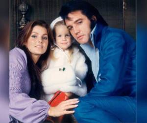 Elvis Presley y Priscilla Beaulieu. Se conocieron cuando ella tenía 14 años y él 24. Fuentes aseguran que el “rey” era todo un caballero y esperó pacientemente a que creciera.
