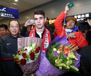El brasileño Oscar tuvo un recibimiento muy caluroso a su llegada a Shanghai (Foto: Agencia AFP)