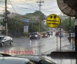 La capital de Honduras registra desde la noche del jueves fuertes lluvias, en medio de una de las peores sequías. A través de las redes sociales, los cibernautas escriben mensajes refiriéndose a la lluvia que les sirve para abastecerse. Foto: Alex Pérez/ EL HERALDO.