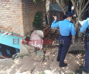 La Policía Nacional llegó hasta el lugar donde asesinaron a la mujer. Foto: Estalin Irias/EL HERALDO.