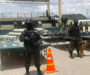 Las autoridades exhibieron las armas encontradas en la Penitenciaría Nacional de Támara.