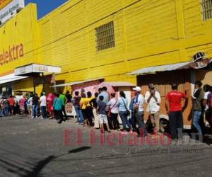 En las afueras de los supermercados y los bancos las personas no cumplían con el metro de separación para impedir el contagio por Covid-19. Foto: EL HERALDO.