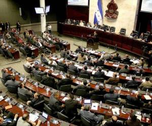 Muchos legisladores de las distintas fuerzas políticas se han llamado al silencio ante este incremento a su paga, mientras que otros argumentan que no han revisado el depósito que se les efectuó a sus cuentas bancarias. Foto: EL HERALDO