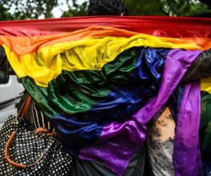 Miembros de la India y partidarios de la comunidad lesbiana, gay, bisexual, transgénero (LGBT) celebran la decisión de la Corte Suprema de derrotar una prohibición de la era colonial contra el sexo gay durante las fuertes lluvias en Nueva Delhi. Agencia AFP.