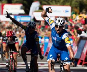 El belga Yves Lampaert celebra al momento de cruzar la meta.