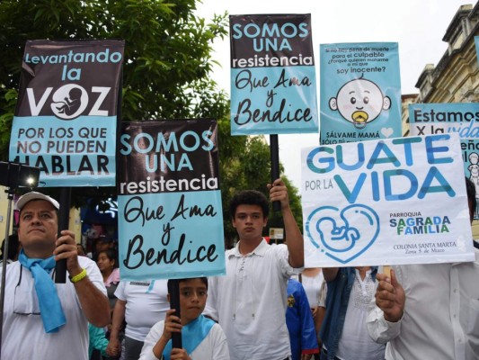 Miembros de las Iglesias Católicas y Evangélicas y las Sociedades Conservadoras participan en una manifestación contra el aborto en la Ciudad de Guatemala.