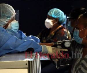 Las largas filas de personas se estarían notando de nuevo la siguiente semana debido al período de incubación del virus. Foto: Alex Pérez / EL HERALDO.