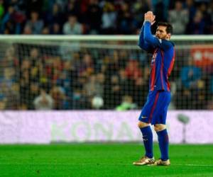 Barcelona's Argentinian forward Lionel Messi celebrates after scoring a goal during the Spanish league football match FC Barcelona vs CA Osasuna at the Camp Nou stadium in Barcelona on April 26, 2017. / AFP PHOTO / LLUIS GENE