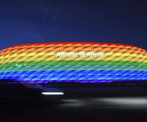 El estadio de Múnich iluminado con los colores del arcoíris por el Día de la Calle Christopher, el sábado 9 de julio de 2016. (Tobias Hase/dpa vía AP)