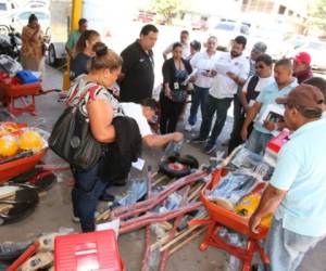 Momento en que se realizó la entrega de las herramientas a los representantes de las comunidades. Foto: Cortesía AMDC