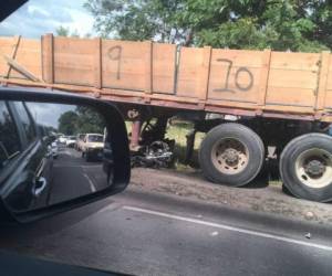 La rastra perdió el control, se saltó la mediana e invadió el carril contrario.