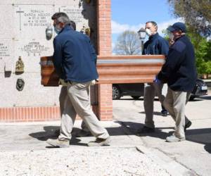 Según los datos divulgados este domingo por su ministerio, los fallecidos en las últimas 24 horas aumentaron en un 5,7% hasta los 12,418, cuando hace dos semanas habían llegado a crecer por encima del 30%. Foto: AFP