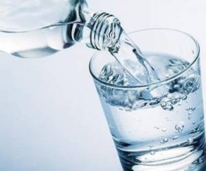 Un vaso de agua antes de las comidas, desayuno, almuerzo y cena, le ayudará a realizar correctamente la digestión. Foto: Agencia AP