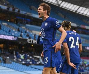 El defensa español del Chelsea, Marcos Alonso, celebra tras anotar su segundo gol durante el partido de fútbol de la Premier League inglesa entre el Manchester City y el Chelsea en el Etihad Stadium. Foto:AFP