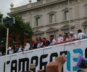 Los jugadores del Madrid llegaron al Santiago Bernabeu y se desató el fiestón madridista. Fotos: Eduardo Domínguez/Enviado especial